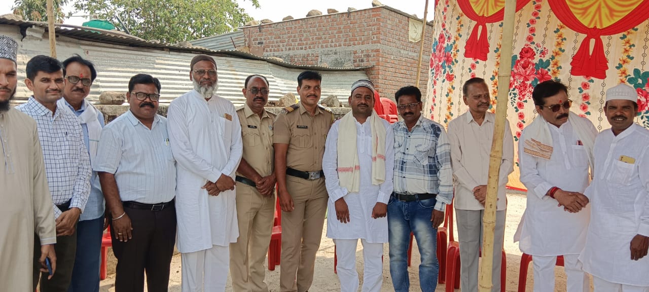 आज रमजा़न ईद के बाद शेंबालपिंपरी जामा मस्जिद कमेटी के अध्यक्ष तथा माजी़ मेंबर जिल्हा परिषद यवतमाल जै़नुलआबेद्दीन सिद्दीकी के मकान निवासस्थान पर ईद मिलन का प्रोग्राम हुवा जिस्मे ग्रामपंचायत शेंबालपिंपरी के सरपंच रविंद्र महल्ले सर, जिल्हा शांतता समिती