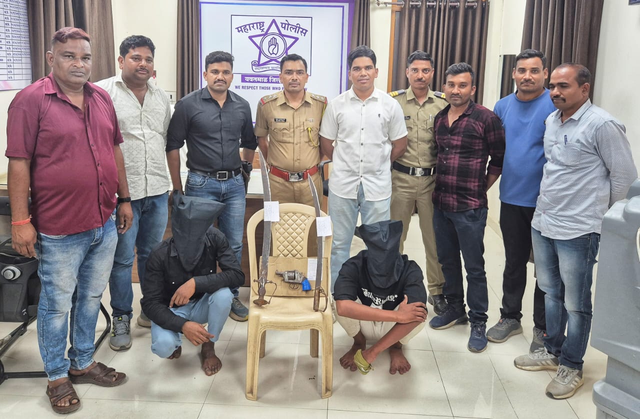 रामनवमी च्या पूर्वसंध्येला पो. स्टे उमरखेड हददीत उमरखेड पो. स्टे व स्थानिक गुन्हे शाखा यवतमाळ या पथकांची धडक कारवाई एक गावठी बनावटीचा देशी कटटा (पिस्टल) व दोन धारधार लोखंडी तलवार जप्त