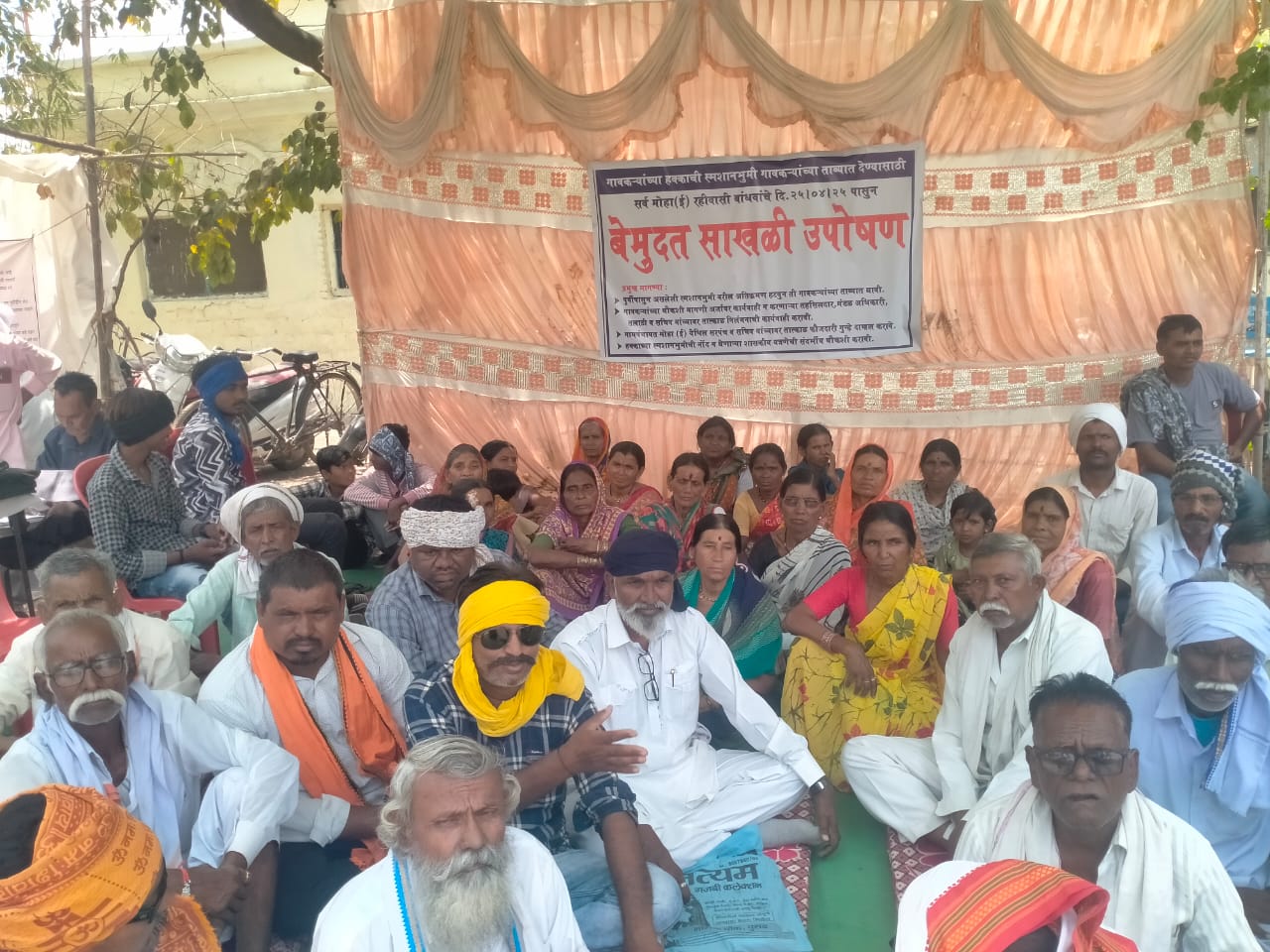 ही स्मशानभूमी आमच्या हाकाची,, नाही कुणाच्या बापाची..                   मौजे मोहा ई येथील गावकऱ्यांनी एकत्र येऊन तहसील कार्यालया समोर ठोकले तळ