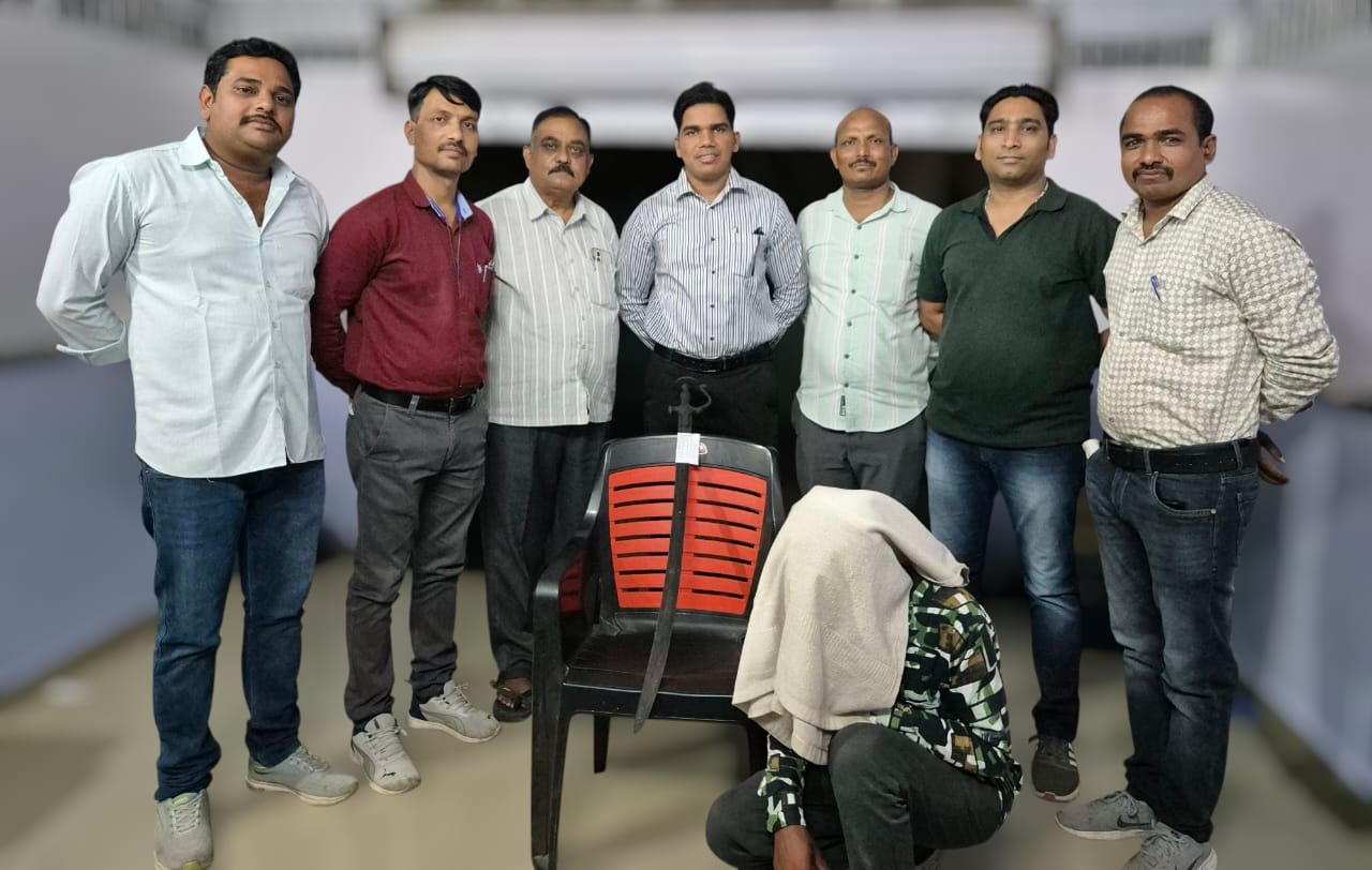 पोलीस स्टेशन दराटी हददीतील मौजे. अमडापूर ता. उमरखेड येथील धारधार शस्त्र वागळणा-या इसमावरगुन्हा दाखलस्थानिक गुन्हे शाखा यवतमाळ यांची कारवाई