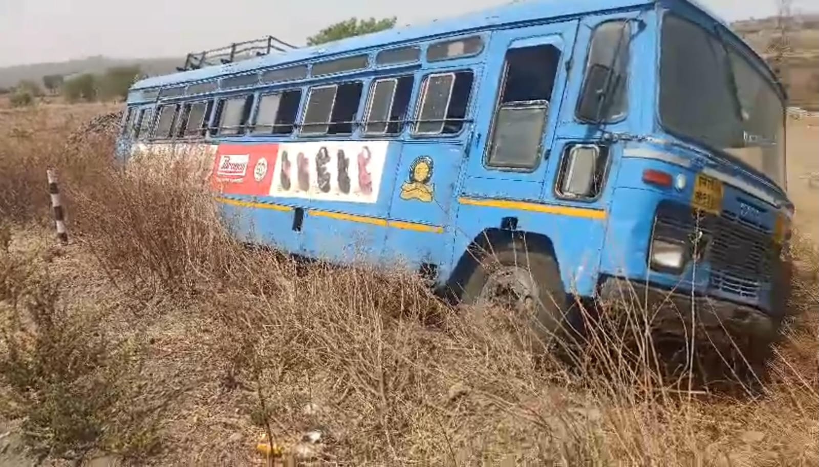 यवतमाळ  पुसद ते हिंगोली बसचा अपघात. 40 प्रवाशांचे जीव थोडक्यात बचावले