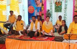 जिव्हाळा कला संच ने केलामोहन चव्हाण यांचा सन्मानमाळवागद येथील सामाजिक कार्यकर्ते मोहन चव्हाण यांच्या मुलाचा लग्न सोहळा