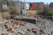 निर्माणाधीन शौचालय पाडकाम केल्यानंतर शौचालय उभारण्याचा ग्रापं प्रशासनाला विसर