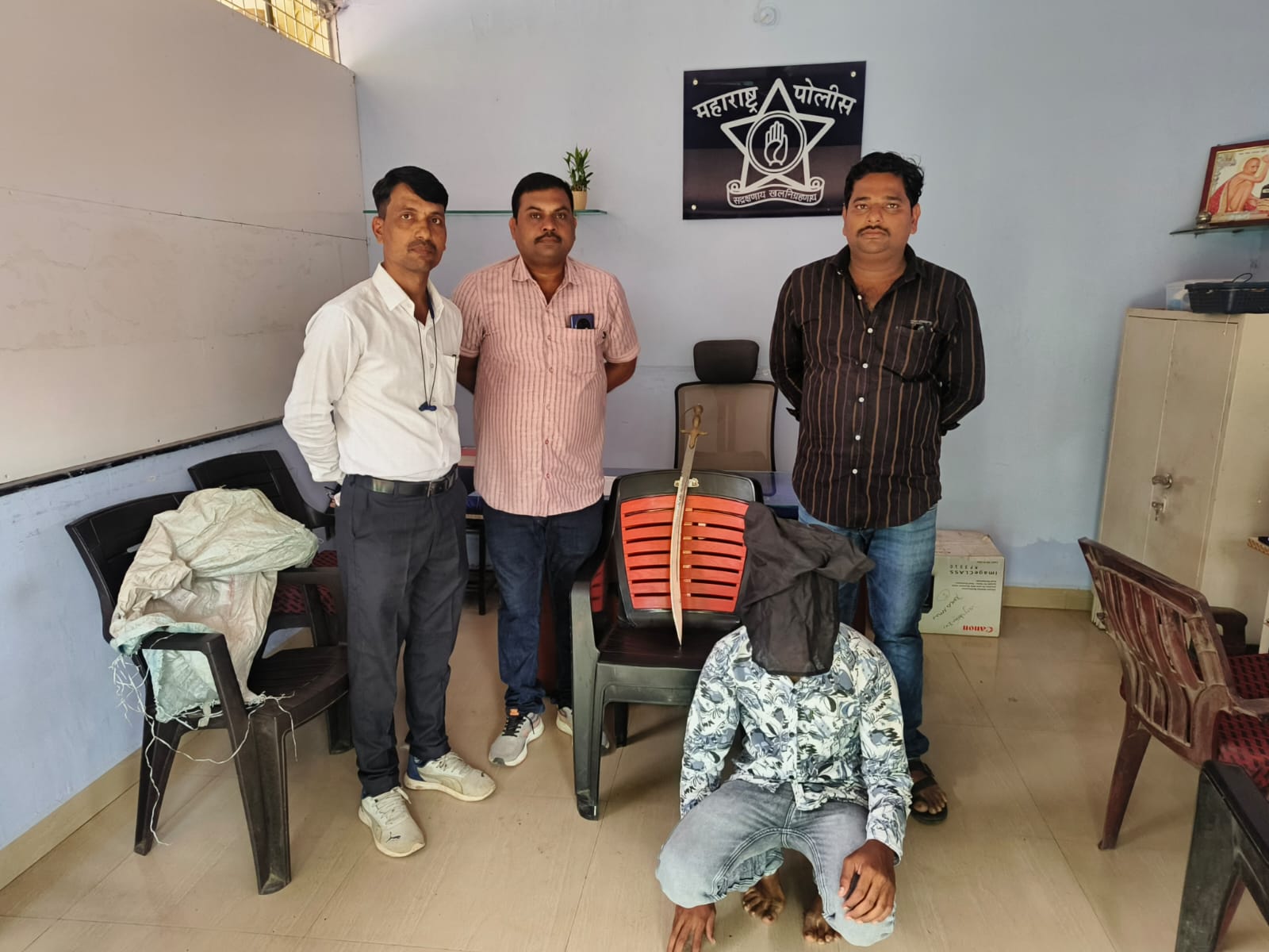 पोलीस स्टेशन खंडाळा हददीतील मौजे-शेंबाळपिंपरी येथील धारधार शस्त्र (तलवार) बागळणा-या इसमावर गुन्हा दाखल