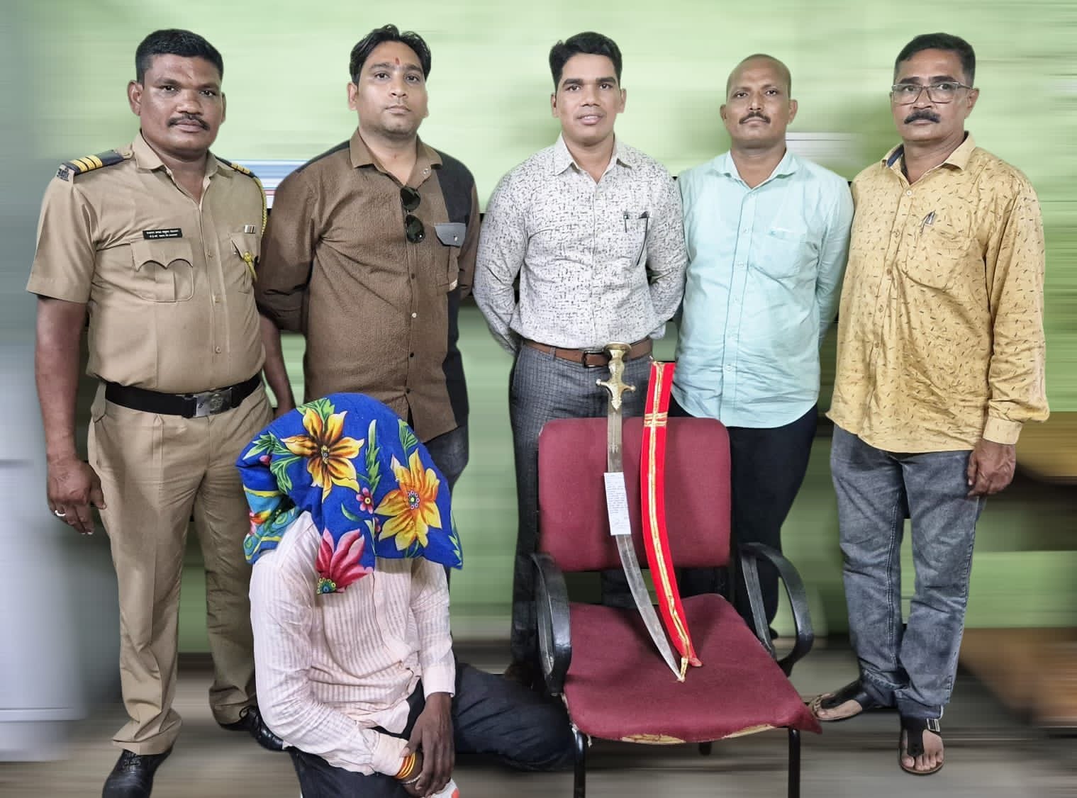 धारधार शस्त्र तलवार ने वाढदिवसाचा केक कापुन वाढदिवस साजरा करणाऱ्या व सोशल मिडीयावर स्टेटस ठेवणाऱ्या इसमावर गुन्हा दाखल स्थानिक गुन्हे शाखा यवतमाळ यांची कारवाई