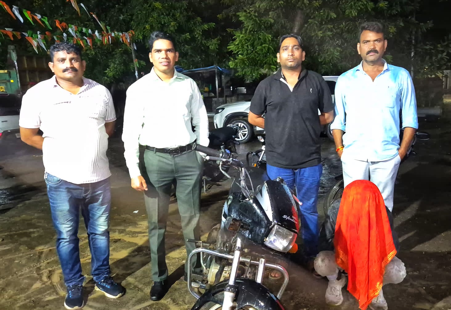 पोलीस स्टेशन महागाव हददीतून मोटार सायकल चोरी करणारा चोरटा ताब्यात चोरीची मो.सा. जप्त करून मो.सा. चोरीचा एक गुन्हा उघड. स्थानिक गुन्हे शाखा यवतमाळ पथकाची कामगिरी