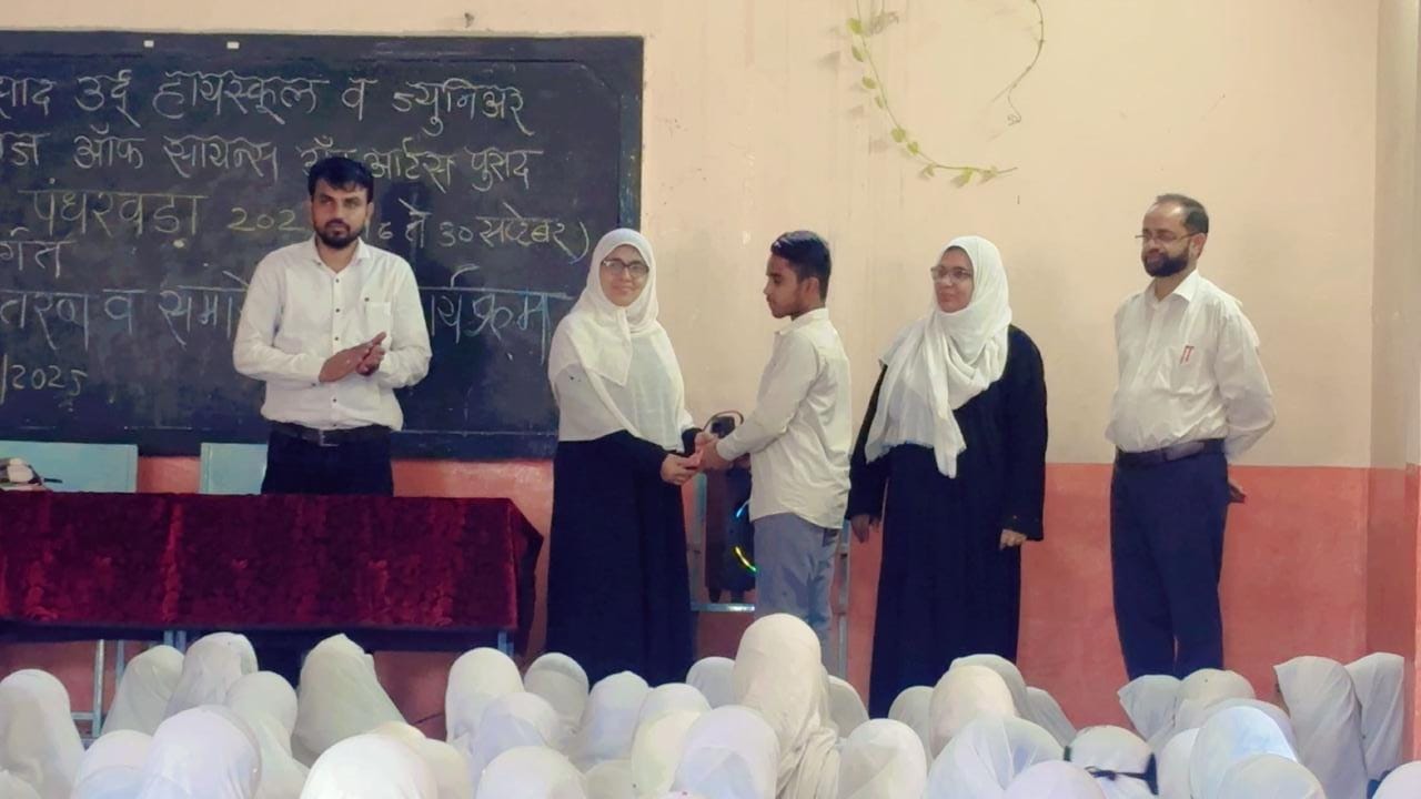 गुलाम नबी आझाद उर्दू हायस्कूल पुसद मध्ये स्वच्छता पंधरवडा अंतर्गत बक्षीस वितरण व समारोपीय कार्यक्रम .