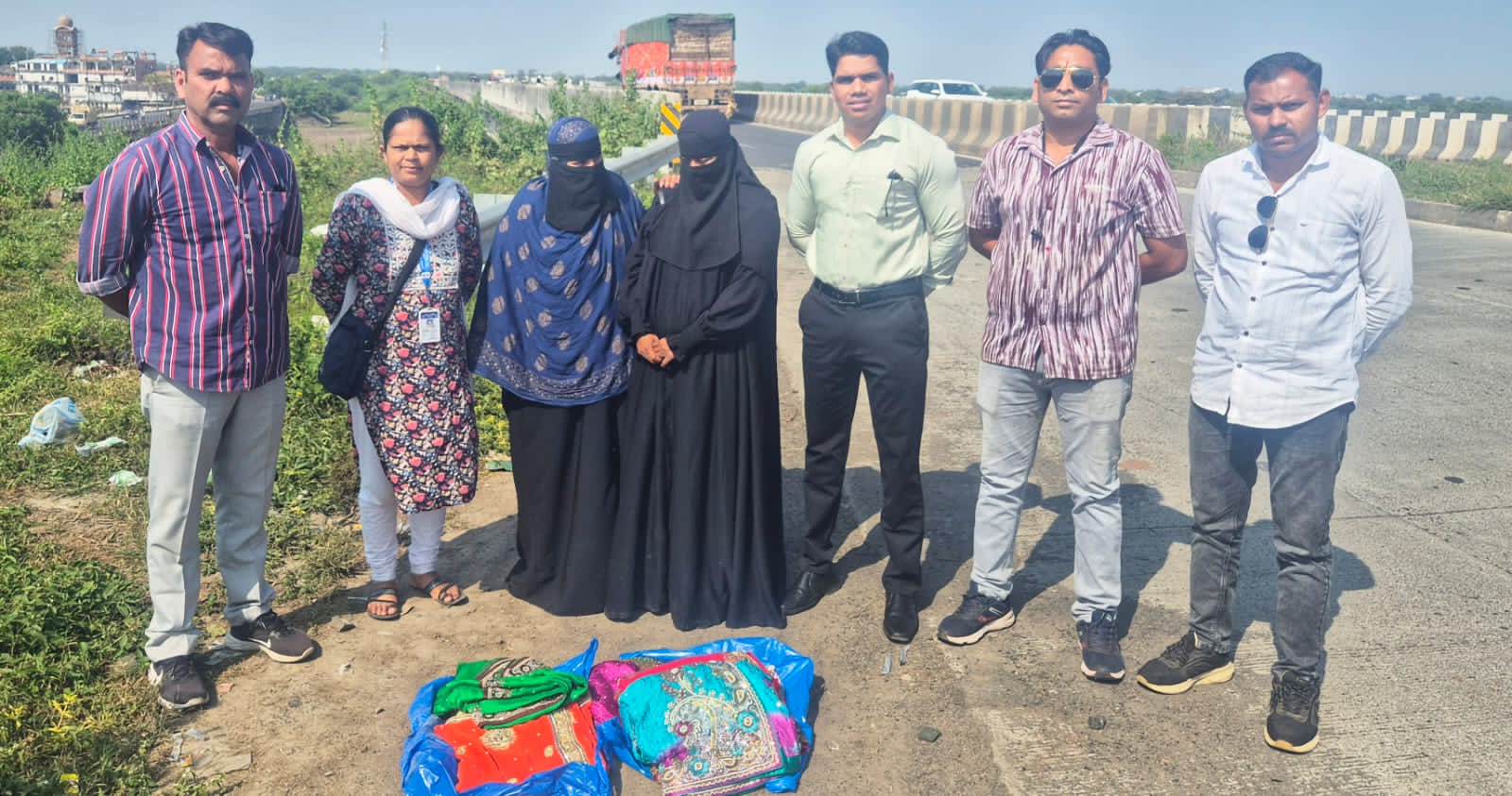 पुसद येथील हिराणी बंधू कापड दुकानातून साडया चोरणा-या अनोळखी बुरखाधारी महीला नांदेड येथून ताव्यात 100 टक्के मुददेमाल केला जप्त स्थानिक गुन्हे शाखा यवतमाळ यांची कारवाई