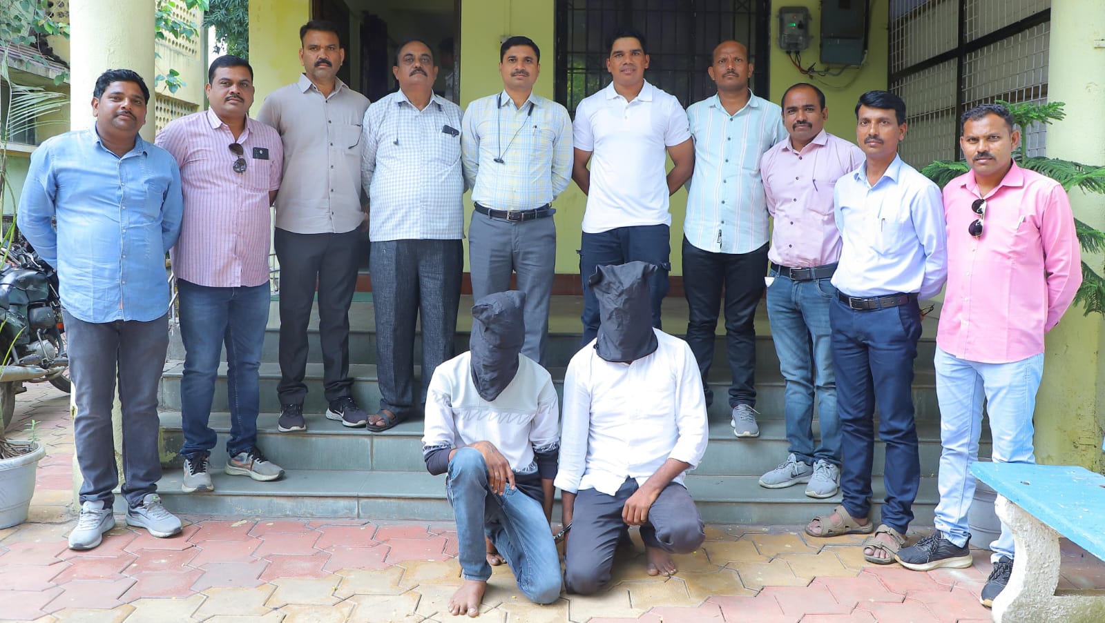 पोलीस स्टेशन उमरखेड हददीत १५ दिवसापुर्वी मिळून आलेल्या खुनाच्या गुन्हयातील अनोळखी मृतक याची ओळख पटवून अज्ञात ०२ आरोपी निष्पन्न गुन्हा उघडकीस आणून दोन आरोपी गजाआड स्थानिक गुन्हे शाखा, यवतमाळ यांची कार्यवाही