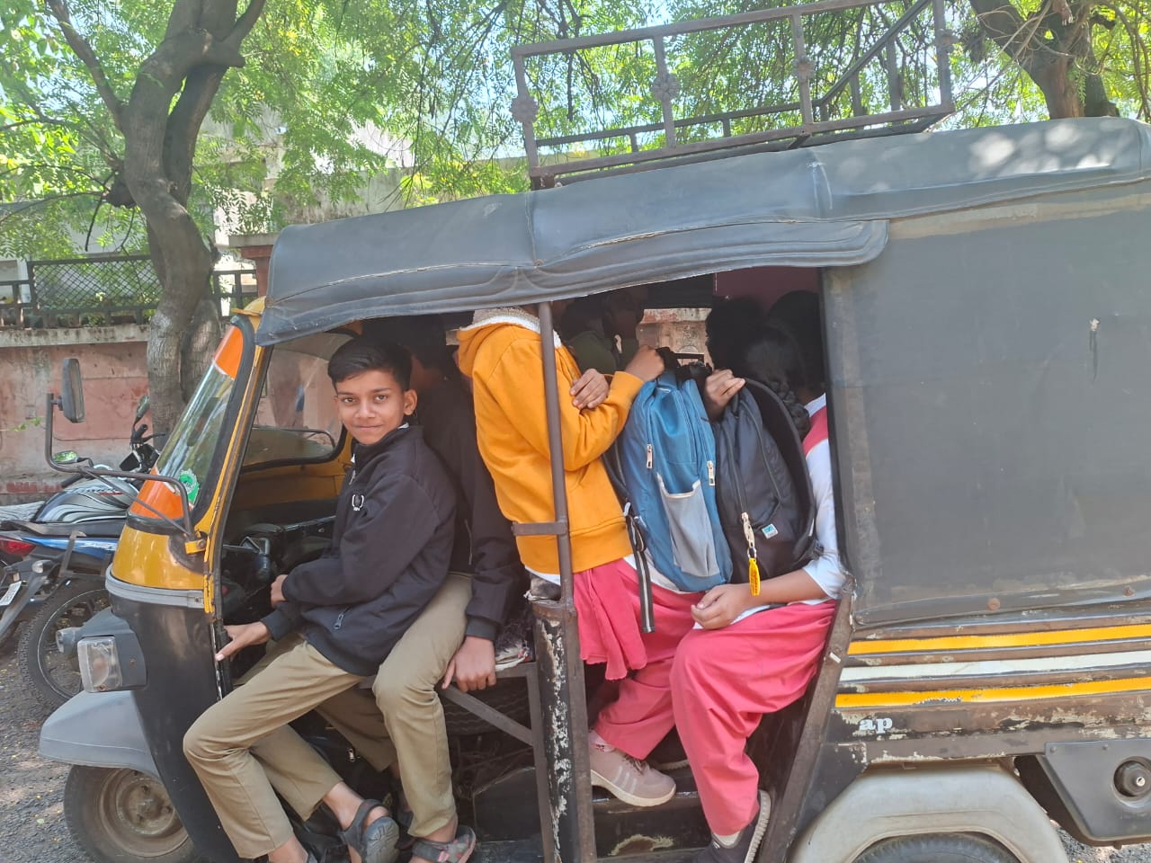 विद्यार्थ्यांना कोंबून नेणाऱ्या अॅटोचालकांवर पुसद पोलिसांची धडक कारवाई !