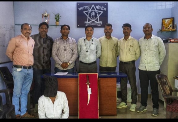 पोलीस स्टेशन वसंतनगर हद्यीतील मधूकरनगर मध्ये लोखंडी मुठ असलेला सुरा घेवून दहशत निर्माण करणा-या इसमांवर गुन्हा दाखलस्थानिक गुन्हे शाखा यवतमाळ याचि कारवाई