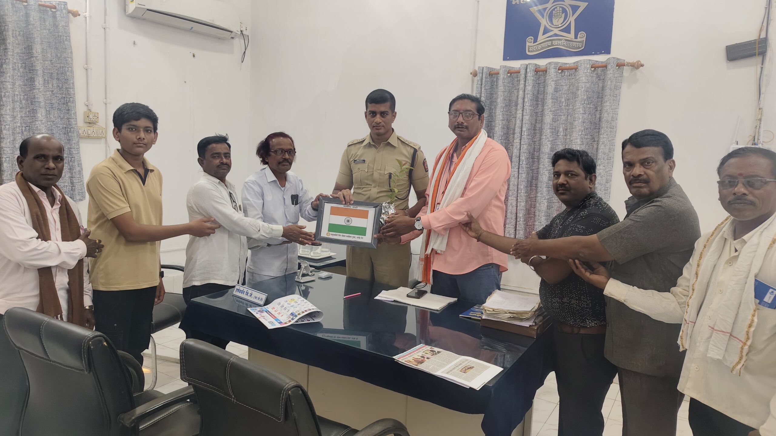 महाराष्ट्र पोलीस स्थापना दिनानिमित्य सहाय्यक पोलीस अधीक्षकांचा माणुसकीची भिंत पुसद कडून सत्कार