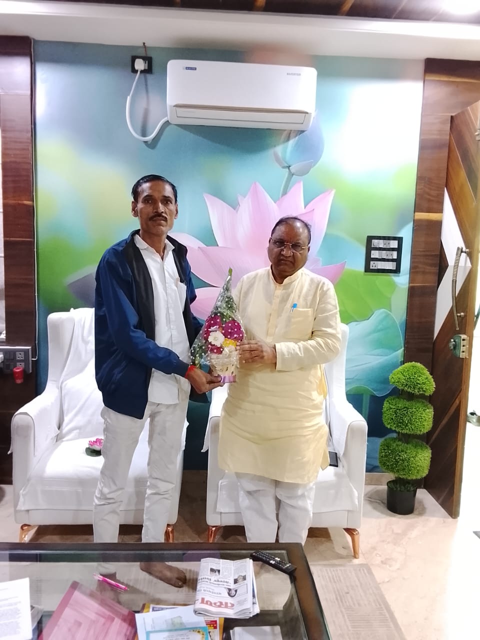 सुरज पवार यांचा आमदार किसनराव वानखेडे यांच्याकडून सत्कार